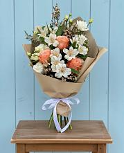 Букет цветов из:  Альстромерии, Лизиантусы, Розы и Хризантемы #REPLACE_PRED# Птичьем