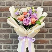 Букет цветов из:  Лизиантусы и Розы в Птичьем