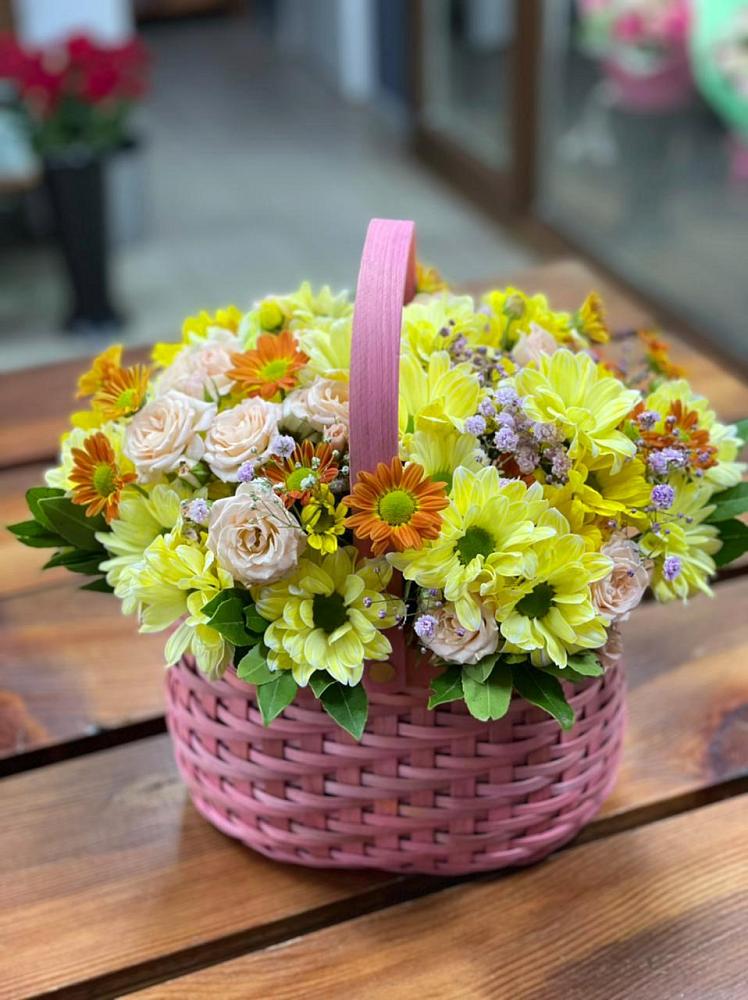 Цветочная композиция из Хризантемы и Розы в корзине в Птичьем