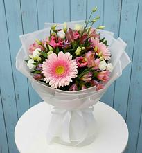 Букет цветов из:  Герберы, Альстромерии и Лизиантусы #REPLACE_PRED# Птичьем