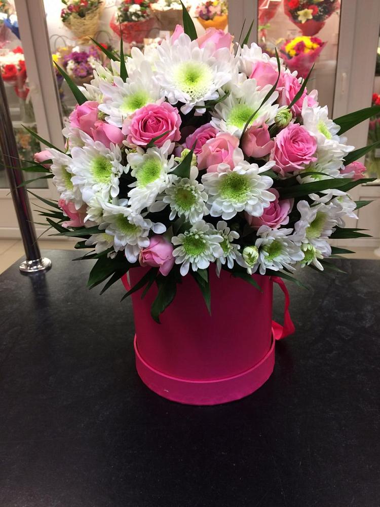 Цветочная композиция из Розы и Хризантемы в шляпной коробке в Птичьем