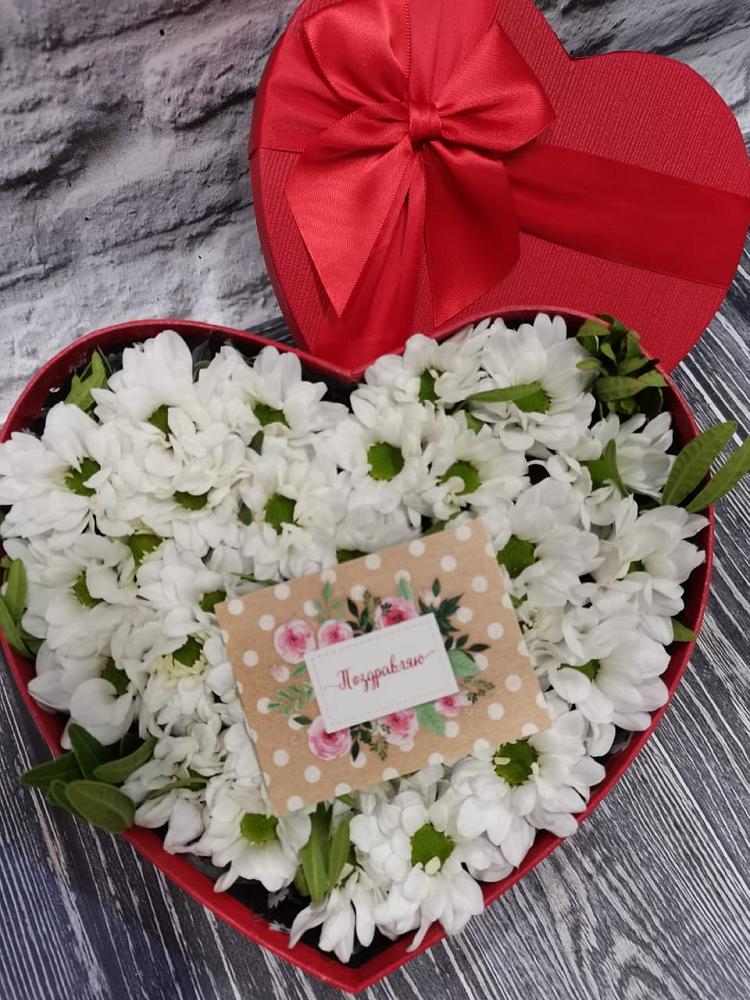 Цветочная композиция из Хризантемы в виде сердца в Птичьем