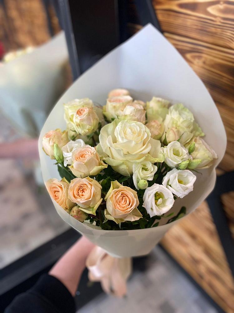 Букет цветов из: Розы и Лизиантусы в Птичьем